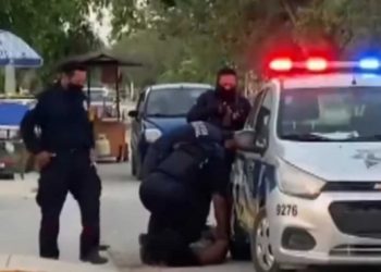 Μεξικό: Αστυνομικοί πατούν γυναίκα τη στιγμή που ψυχορραγεί[video]