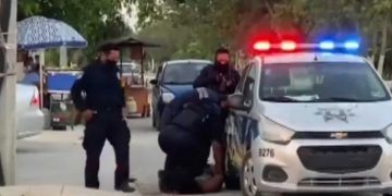 Μεξικό: Αστυνομικοί πατούν γυναίκα τη στιγμή που ψυχορραγεί[video]