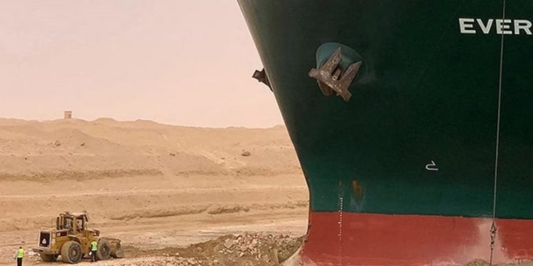 Θρίλερ με το Ever Given: Μπλόκαρε και πάλι τη διώρυγα του Σουέζ