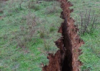 Σοκ και δέος: Βυθίστηκε 30 με 40 εκατοστά η γη σε Τύρναβο και Ελασσόνα από το σεισμό![video]