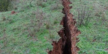 Σοκ και δέος: Βυθίστηκε 30 με 40 εκατοστά η γη σε Τύρναβο και Ελασσόνα από το σεισμό![video]