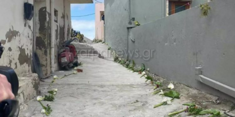 Έστρωσαν με λουλούδια το δρόμο που θα περάσει η σορός του μικρού Ζαχαρία – Η εικόνα του εθίμου που προκαλεί συγκίνηση