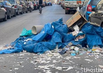 Δεν τα βρήκαν στην τιμή και ο φορτηγατζής του πέταξε τα μπάζα στο δρόμο!