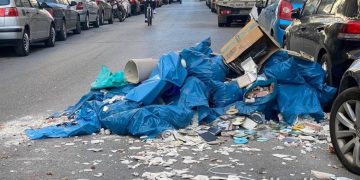 Alldaynews.gr Δεν τα βρήκαν στην τιμή και ο φορτηγατζής του πέταξε τα μπάζα στο δρόμο!