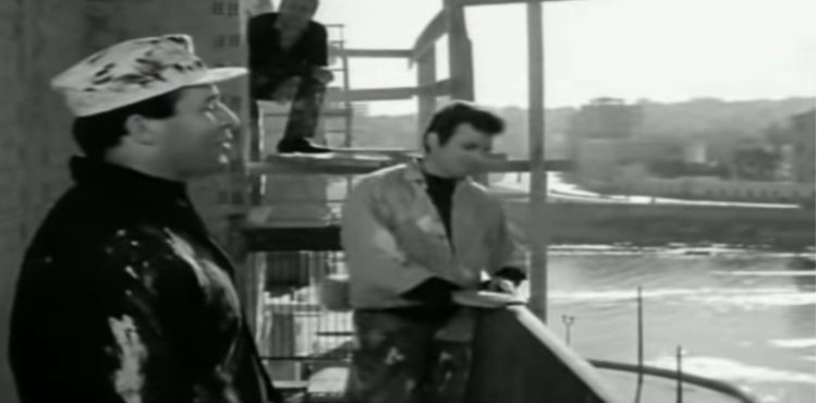 Πού και πώς είναι σήμερα η πολυκατοικία που δούλευε εργάτης ο Παπαμιχαήλ στις «Διπλοπενιές»[video]