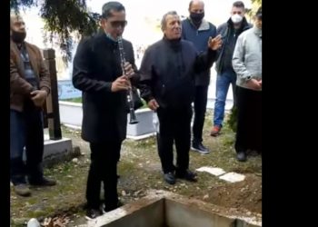 Σπαρακτικό μοιρολόι στην κηδεία του κλαρινίστα Δ. Κιτσόπουλου[video]
