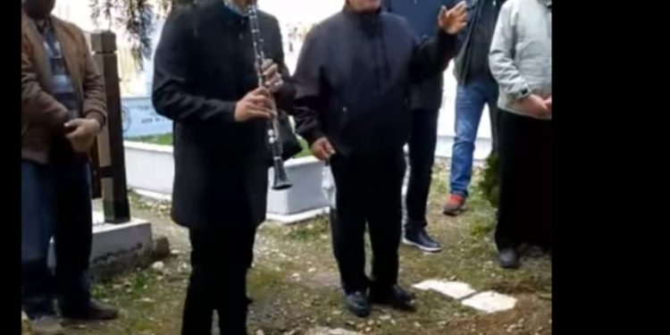 Σπαρακτικό μοιρολόι στην κηδεία του κλαρινίστα Δ. Κιτσόπουλου[video]