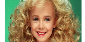 Alldaynews.gr Το 6χρονο κοριτσάκι που βρέθηκε στραγγαλισμένο στο υπόγειο του σπιτιού του-Η δολοφονία της μικρής «Βασίλισσας της Ομορφιάς»