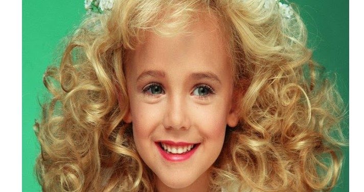 Alldaynews.gr Το 6χρονο κοριτσάκι που βρέθηκε στραγγαλισμένο στο υπόγειο του σπιτιού του-Η δολοφονία της μικρής «Βασίλισσας της Ομορφιάς»