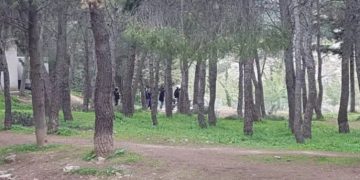 Νέο θρίλερ: Περπατούσαν στο άλσος και βρήκαν πτώμα άντρα σε παγκάκι[photo]