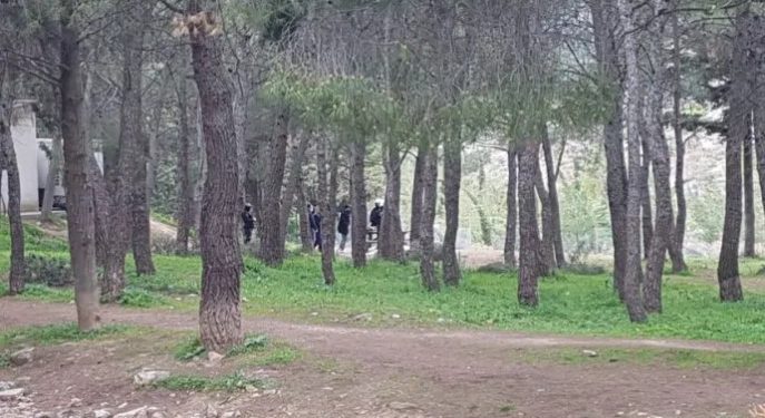 Νέο θρίλερ: Περπατούσαν στο άλσος και βρήκαν πτώμα άντρα σε παγκάκι[photo]