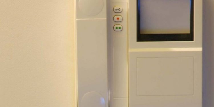 Alldaynews.gr «Τσάκωσε» τον σύντροφό της να την απατάει μέσα από το θυροτηλέφωνο