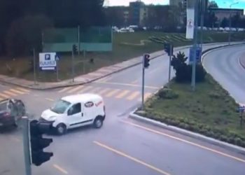 Πεζή γυναίκα σκοτώνεται απο σύγκρουση αυτοκινήτων[Σοκαριστικό Βίντεο]