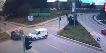 Πεζή γυναίκα σκοτώνεται απο σύγκρουση αυτοκινήτων[Σοκαριστικό Βίντεο]