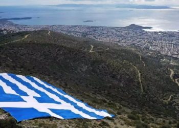 25η Μαρτίου: Γαλανόλευκη σημαία 4.000 τετραγωνικών στην κορυφή του Υμηττού[photos]