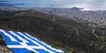 25η Μαρτίου: Γαλανόλευκη σημαία 4.000 τετραγωνικών στην κορυφή του Υμηττού[photos]