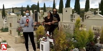 Συγκλονίζει η χαροκαμένη μάνα του 17χρονου Λοΐζου-Κλέβουν την νύχτα μέχρι και προσωπικά αντικείμενα νεκρών[video]