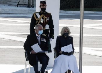 Σκεπάστηκε με την κουβέρτα για να παρακολουθήσει την παρέλαση η Καμίλα[photos]