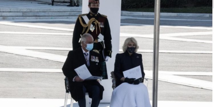 Σκεπάστηκε με την κουβέρτα για να παρακολουθήσει την παρέλαση η Καμίλα[photos]