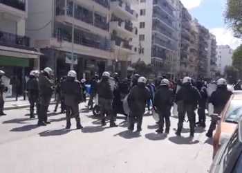 Επεισόδια Τώρα στη Θεσσαλονίκη: Πέταξαν πέτρες, τούβλα και μπουκάλια[video]