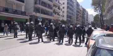 Επεισόδια Τώρα στη Θεσσαλονίκη: Πέταξαν πέτρες, τούβλα και μπουκάλια[video]