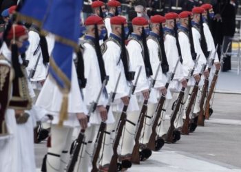 «Άγνωστοι νεκροί του Έθνους ακούστε» – Δέος από τον συμβολισμό στον βηματισμό της Προεδρικής Φρουράς