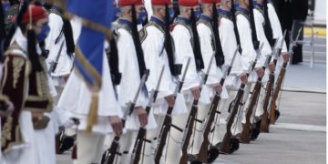 Alldaynews.gr «Άγνωστοι νεκροί του Έθνους ακούστε» – Δέος από τον συμβολισμό στον βηματισμό της Προεδρικής Φρουράς