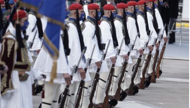Alldaynews.gr «Άγνωστοι νεκροί του Έθνους ακούστε» – Δέος από τον συμβολισμό στον βηματισμό της Προεδρικής Φρουράς