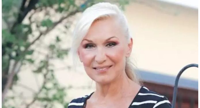 Alldaynews.gr Σόφη Ζαννίνου: «Με περίμενε έξω από το μαγαζί ο πατέρας μου και με πλάκωσε στα χαστούκια»