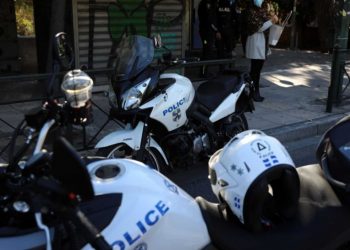 Συμβαίνει Τώρα: Επεισόδια στην πλατεία της Νέας Σμύρνης-Τραυματίστηκε αστυνομικός