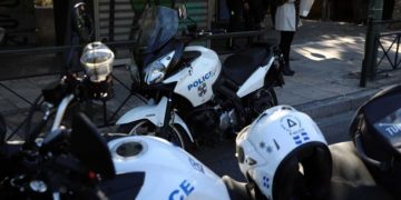 Συμβαίνει Τώρα: Επεισόδια στην πλατεία της Νέας Σμύρνης-Τραυματίστηκε αστυνομικός