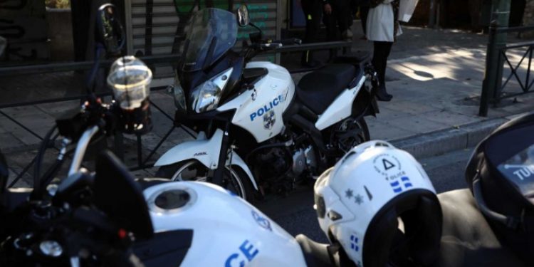 Συμβαίνει Τώρα: Επεισόδια στην πλατεία της Νέας Σμύρνης-Τραυματίστηκε αστυνομικός