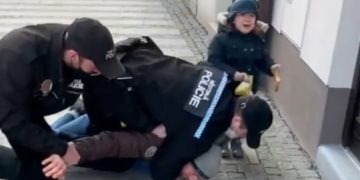 Alldaynews.gr Απίστευτο περιστατικό αστυνομικής βίας σε πατέρα μπροστά στο μικρό παιδί του (vid)