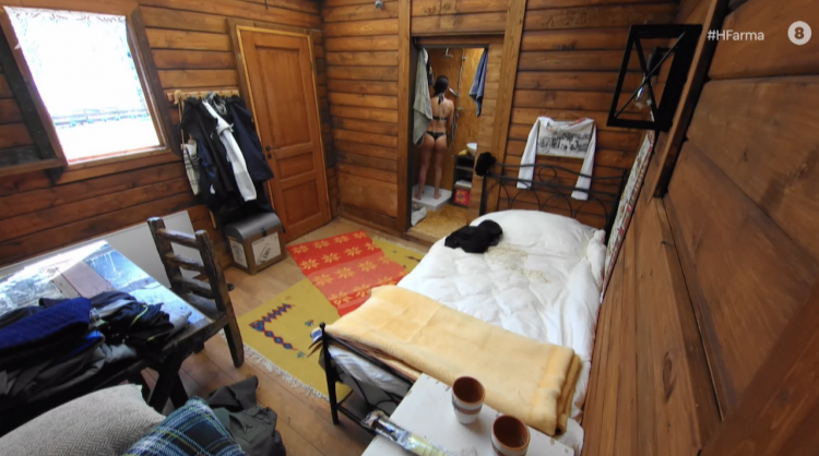 Καυτά πλάνα παίκτριας από την πρώτη μέρα: Tα πρώτα διόλου κατάλληλα πλάvα της «Φάρμας» (Pics)