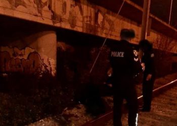 Φρίκη στον Προαστιακό: «Έβαλε το κεφάλι του στις ράγες δευτερόλεπτα πριν περάσει το τρένο»