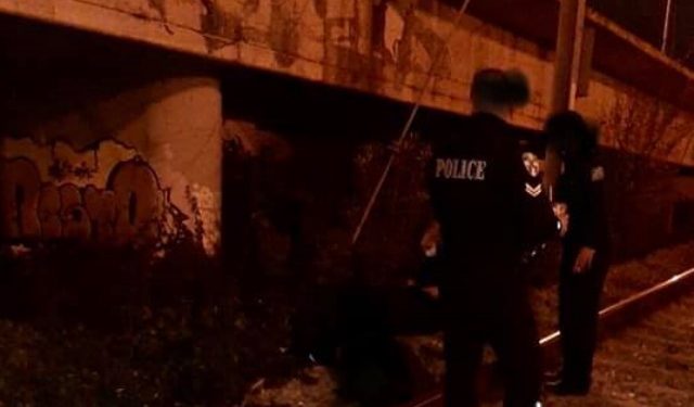 Alldaynews.gr Φρίκη στον Προαστιακό: «Έβαλε το κεφάλι του στις ράγες δευτερόλεπτα πριν περάσει το τρένο»