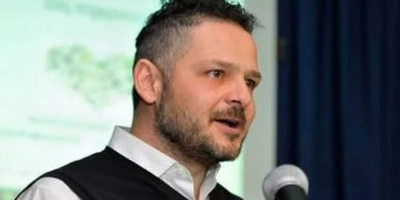 Alldaynews.gr Βόλος: Άνοιξε την πόρτα του μπάνιου και βρήκε τον άντρα της νεκρό – Ποιος ήταν ο Κωνσταντίνος Λάμπης που πέθανε αναπάντεχα