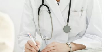 Φρίκη: Πέταξαν από το μπαλκόνι 34χρονη γυναίκα γιατρό επειδή προσκάλεσε στο σπίτι άνδρα συνάδελφό της