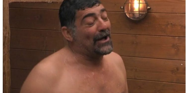 Alldaynews.gr Φάρμα-Μιχάλης Ιατρόπουλος: Έβαλε να τον μπανιάρουν τραγουδώντας από Καρρά μέχρι Πίτσα Παπαδοπούλου