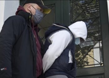 Επεισόδια Ν. Σμύρνη: Αυτός είναι ο 30χρονος “Ινδιάνος”-Ενώπιον της ανακρίτριας για την επίθεση στον αστυνομικό