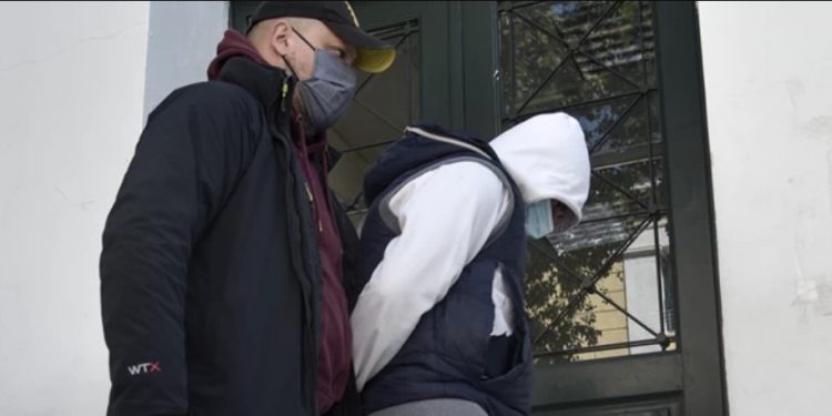 Alldaynews.gr Επεισόδια Ν. Σμύρνη: Αυτός είναι ο 30χρονος “Ινδιάνος”-Ενώπιον της ανακρίτριας για την επίθεση στον αστυνομικό