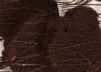 Φανταστικό Κέικ σοκολάτας απο τον Άκη Πετρετζίκη[video]