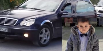 Σπαραγμός στην κηδεία του 2χρονου Ζαχαρία-Μέχρι και λουλούδια με στρουμφάκια[photos]