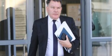 Alldaynews.gr Επίθεση Κούγια σε Ζαχαριάδη: «Πόντιε γ@@@ τον πατέρα σου» – Έφτυσε τον γενικό αρχηγό της Λαμίας!