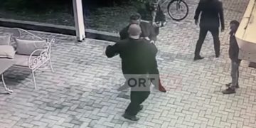 Alldaynews.gr Αλβανία: Υποψήφιος βουλευτής δέρνει επιχειρηματία μέσα στην μέση του δρόμου (video)