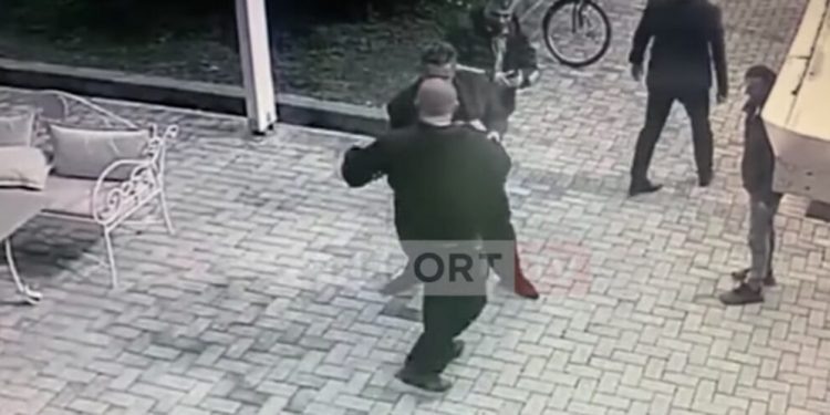 Alldaynews.gr Αλβανία: Υποψήφιος βουλευτής δέρνει επιχειρηματία μέσα στην μέση του δρόμου (video)