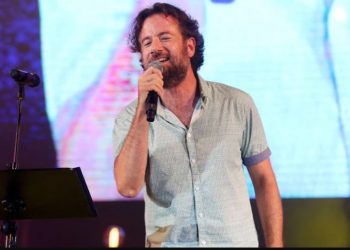 Kωστής Μαραβέγιας για Νέα Σμύρνη: Εκτός από φασίστες, είστε και ηλίθιοι[Post]