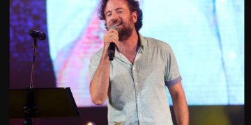 Kωστής Μαραβέγιας για Νέα Σμύρνη: Εκτός από φασίστες, είστε και ηλίθιοι[Post]