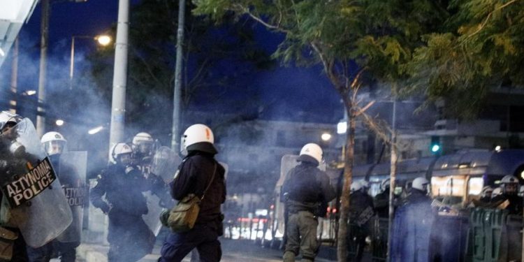 Alldaynews.gr Νέα Σμύρνη: «Θα βιάσουμε μέχρι και το κουτάβι σου»-Καταγγελία για βασανισμό συλληφθέντα στη ΓΑΔΑ