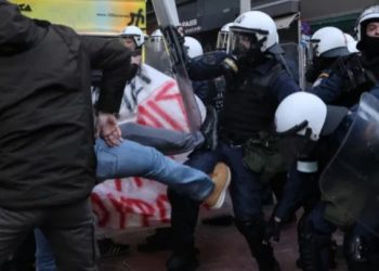 Απάντηση-γροθιά της μητέρας δικηγόρου στον άνδρα των ΜΑΤ: Είμαι εκείνη που την αποκάλεσες πουτ@@@